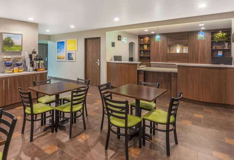 هتل Days Inn & Suites By Wyndham East Flagstaff