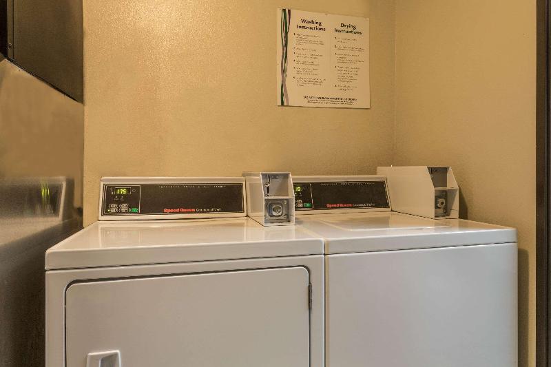 هتل Days Inn & Suites By Wyndham East Flagstaff