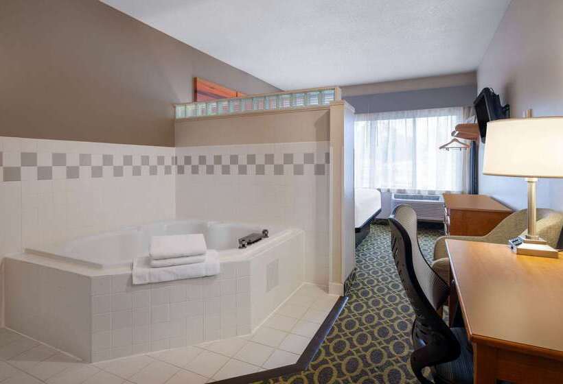 هتل Days Inn & Suites By Wyndham Madison