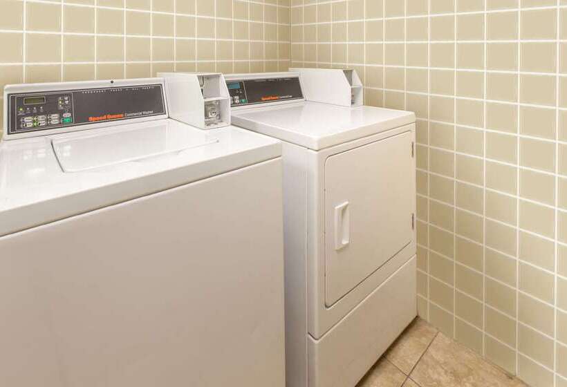 Отель Days Inn & Suites By Wyndham Madison Heights Mi