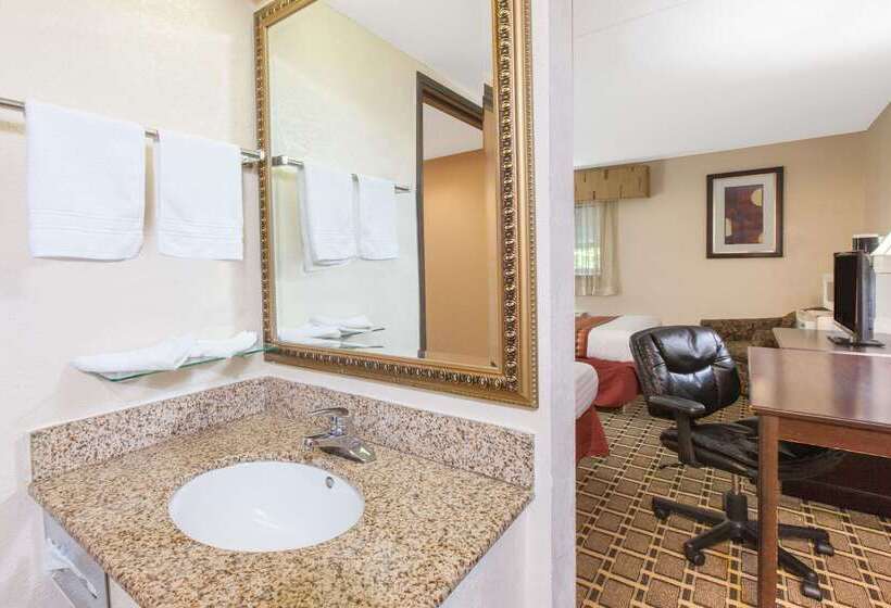 Отель Days Inn & Suites By Wyndham Madison Heights Mi