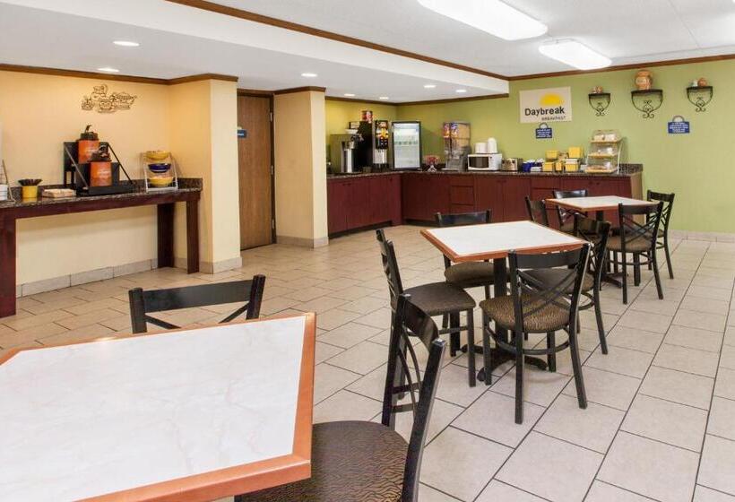 Отель Days Inn & Suites By Wyndham Madison Heights Mi