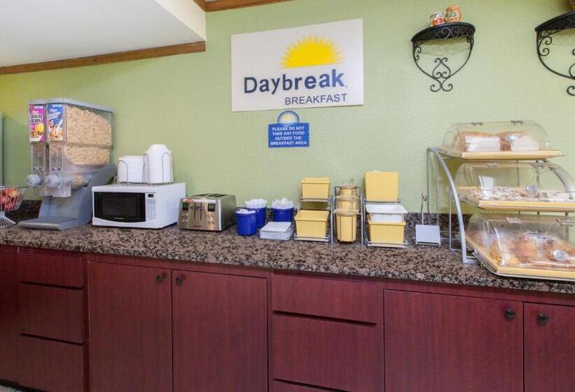 Отель Days Inn & Suites By Wyndham Madison Heights Mi