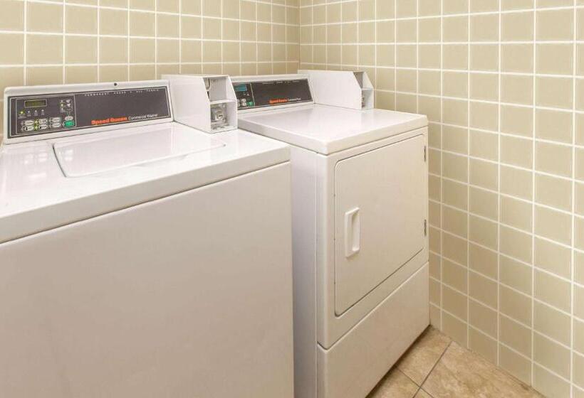 Отель Days Inn & Suites By Wyndham Madison Heights Mi