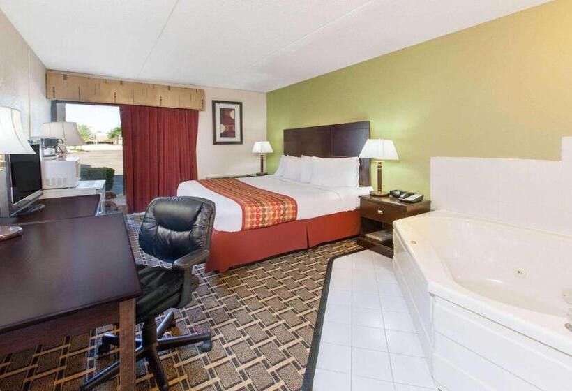 Отель Days Inn & Suites By Wyndham Madison Heights Mi