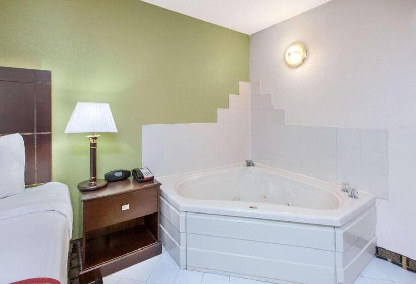 Отель Days Inn & Suites By Wyndham Madison Heights Mi