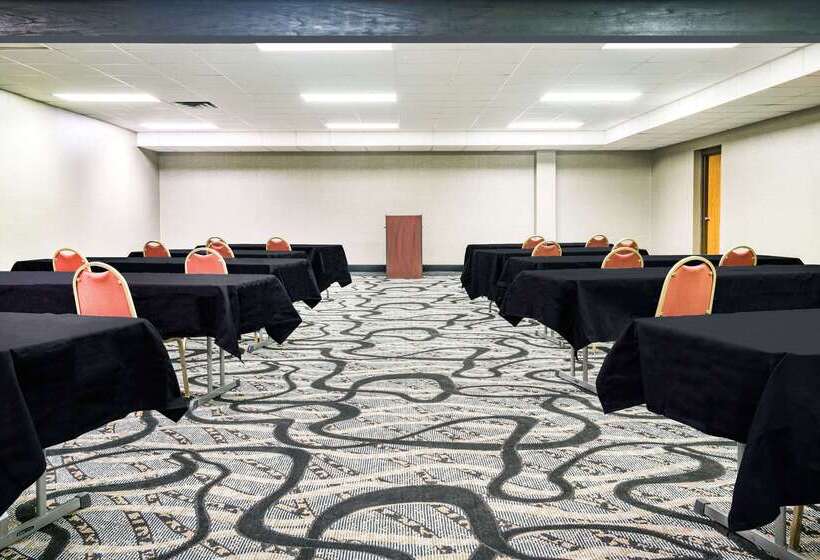 فندق Days Inn & Suites By Wyndham Wausau