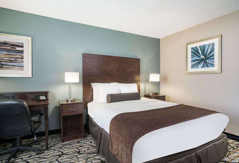 هتل Days Inn & Suites By Wyndham Wausau