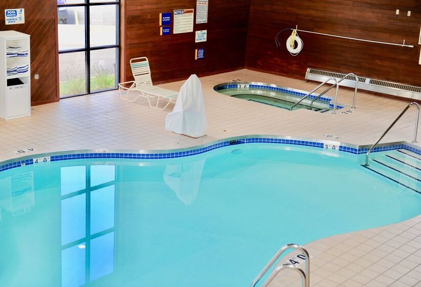 هتل Days Inn & Suites By Wyndham Wausau