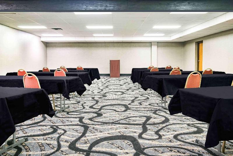 هتل Days Inn & Suites By Wyndham Wausau
