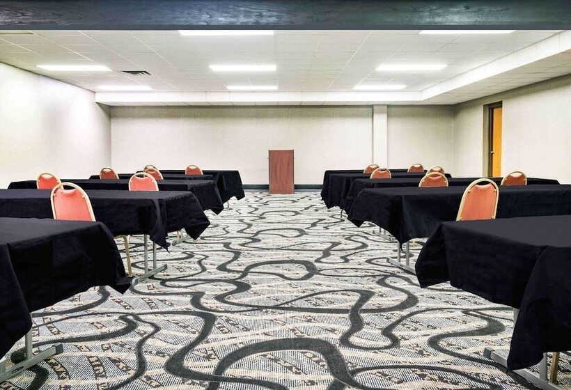 فندق Days Inn & Suites By Wyndham Wausau