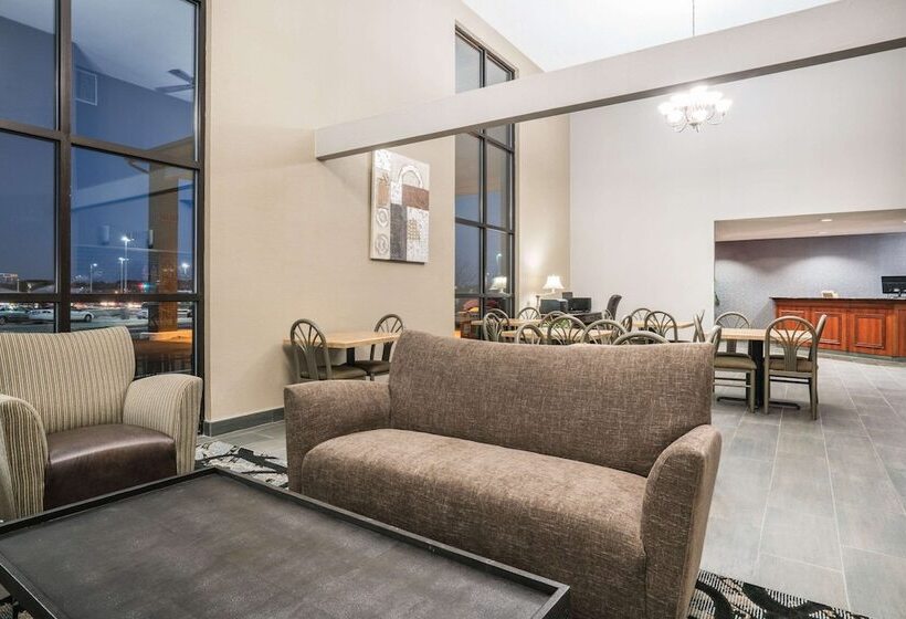 فندق Days Inn & Suites By Wyndham Wausau