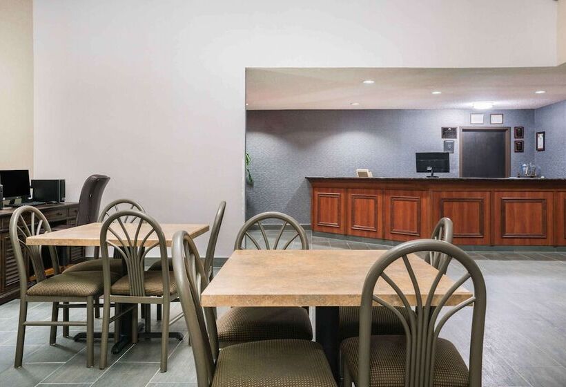 هتل Days Inn & Suites By Wyndham Wausau