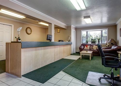 בית מלון כפרי Econo Lodge Inn & Suites