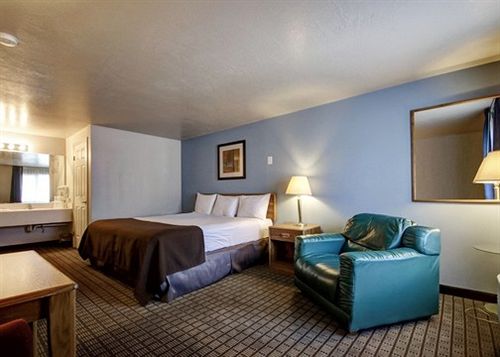 בית מלון כפרי Econo Lodge Inn & Suites