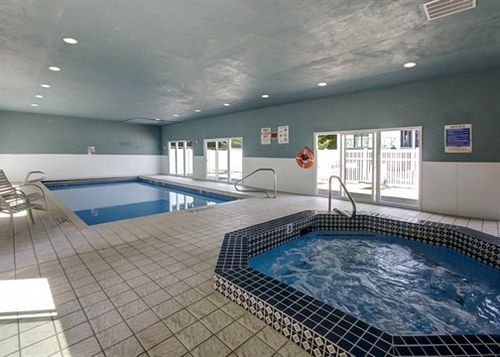 בית מלון כפרי Econo Lodge Inn & Suites