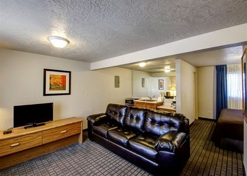 فندق Econo Lodge Inn & Suites