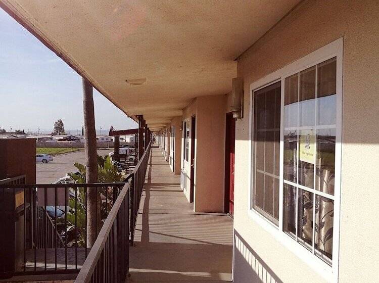 Отель La Plaza Inn Los Banos