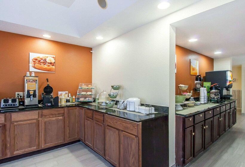 فندق Econo Lodge Inn & Suites