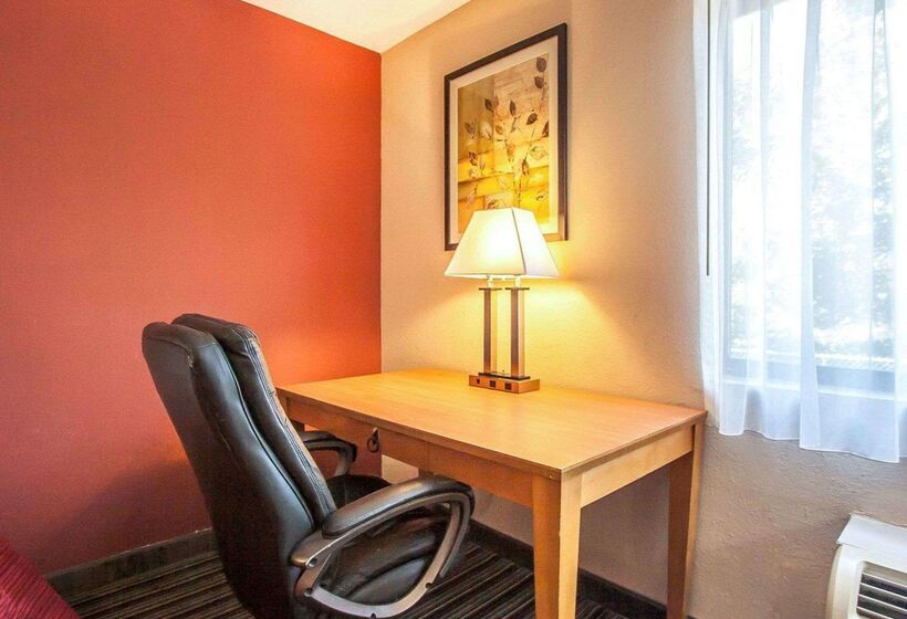 فندق Econo Lodge Inn & Suites