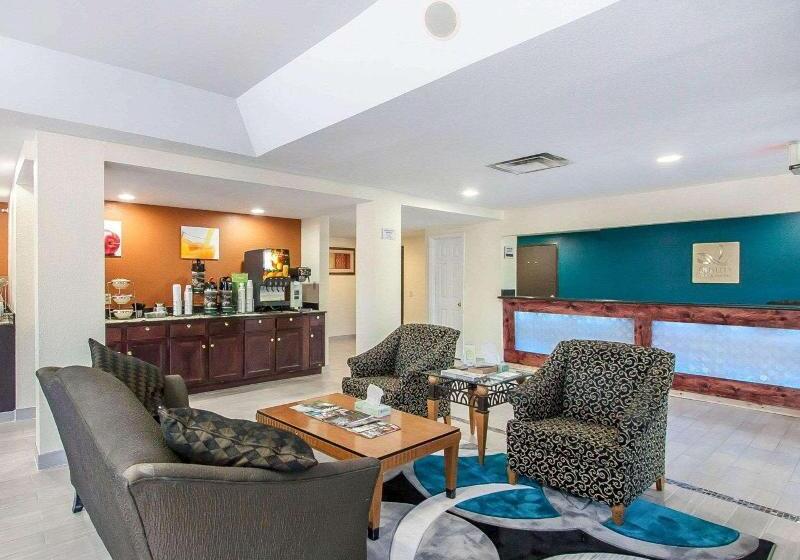 فندق Econo Lodge Inn & Suites