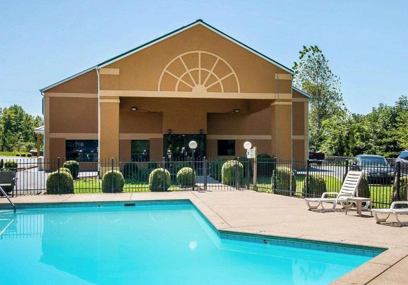 فندق Econo Lodge Inn & Suites