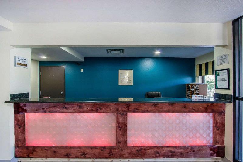 فندق Econo Lodge Inn & Suites