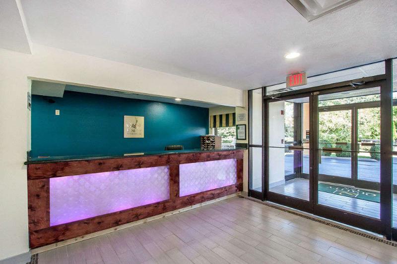 فندق Econo Lodge Inn & Suites