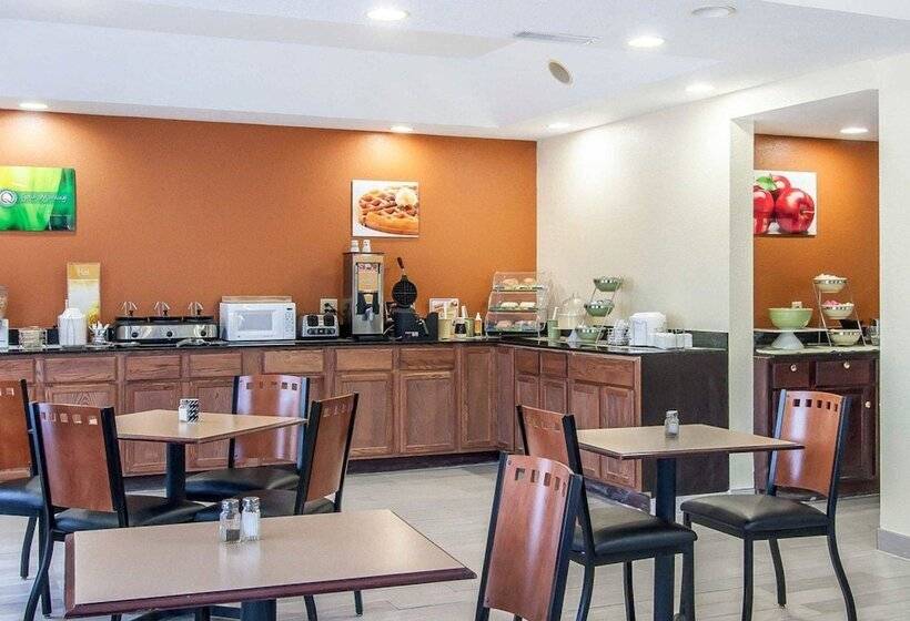בית מלון כפרי Econo Lodge Inn & Suites