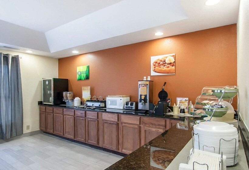 فندق Econo Lodge Inn & Suites