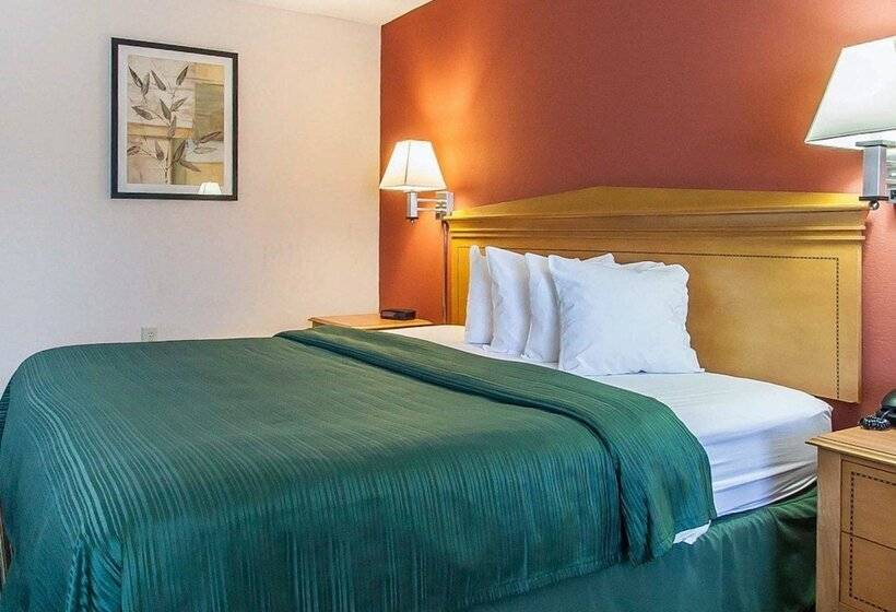 فندق Econo Lodge Inn & Suites
