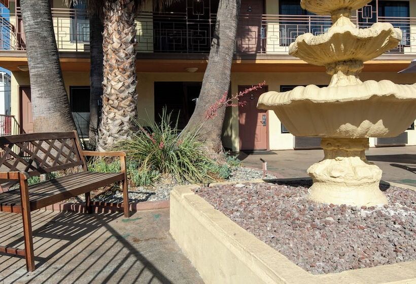 هتل Studio City Court Yard