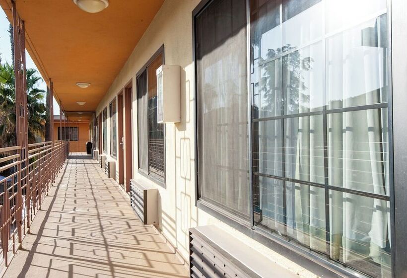 هتل Studio City Court Yard