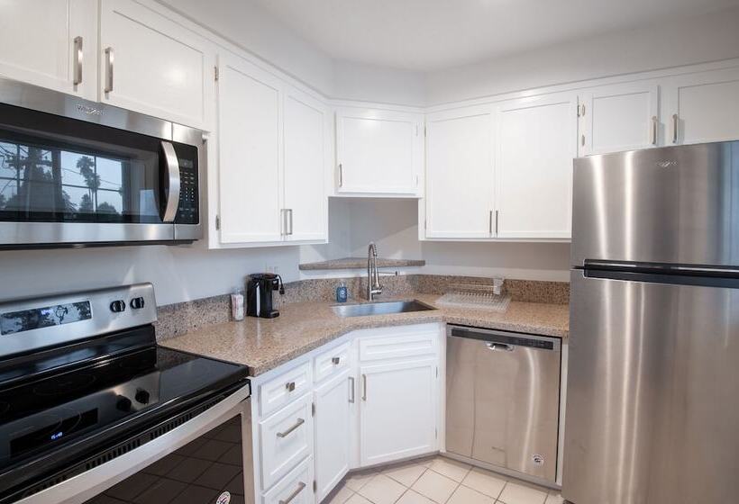 هتل Studio City Court Yard