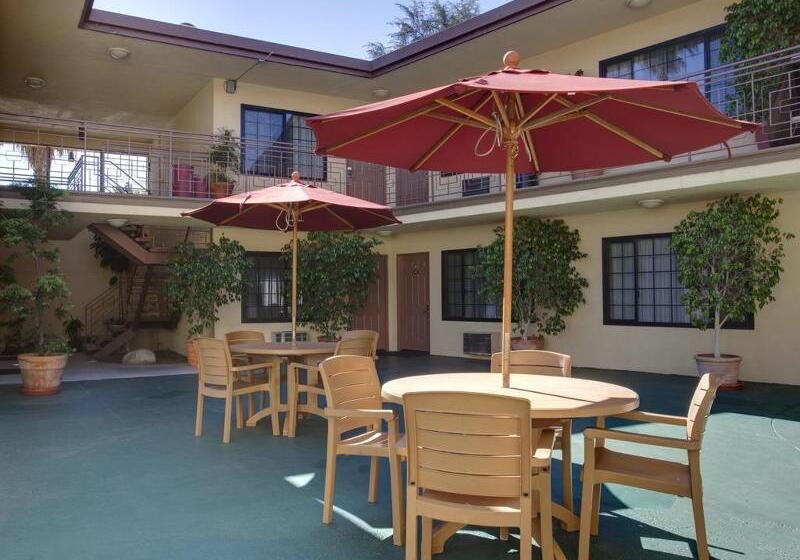 هتل Studio City Court Yard