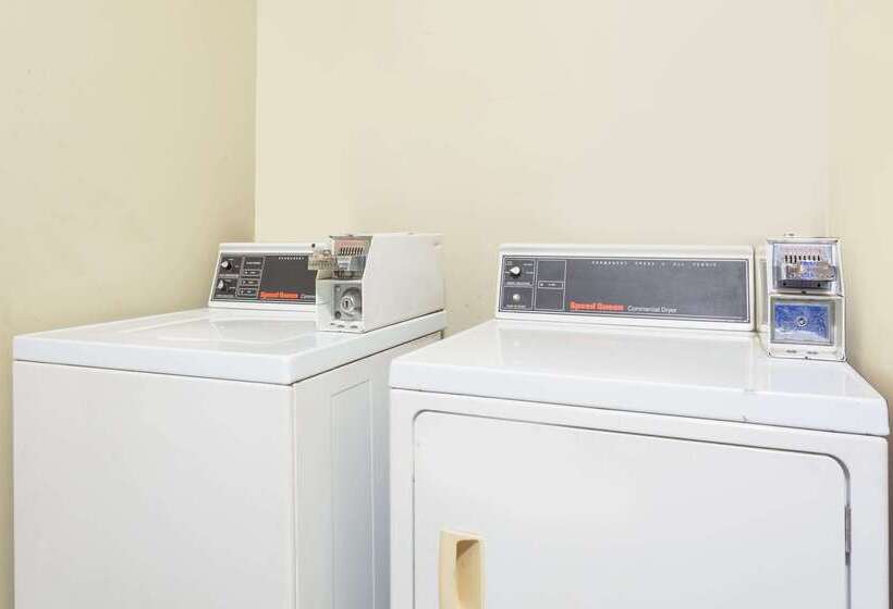 בית מלון כפרי Travelodge By Wyndham Ridgeway Martinsville Area