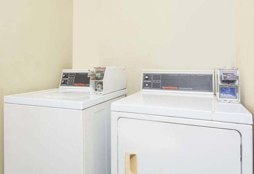 בית מלון כפרי Travelodge By Wyndham Ridgeway Martinsville Area