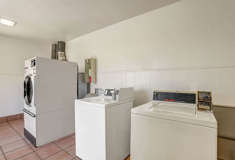 Отель Econo Lodge