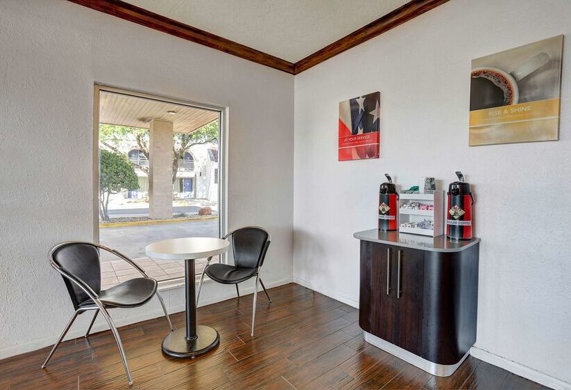 Отель Econo Lodge