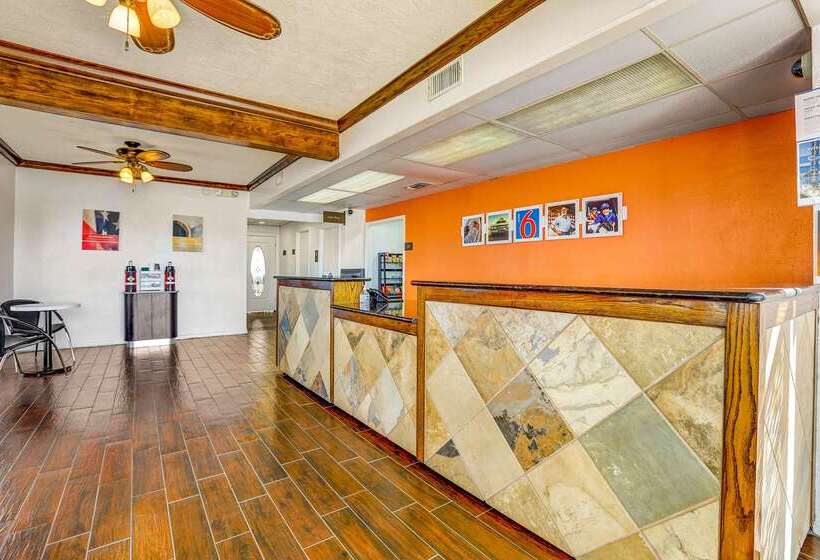 Отель Econo Lodge