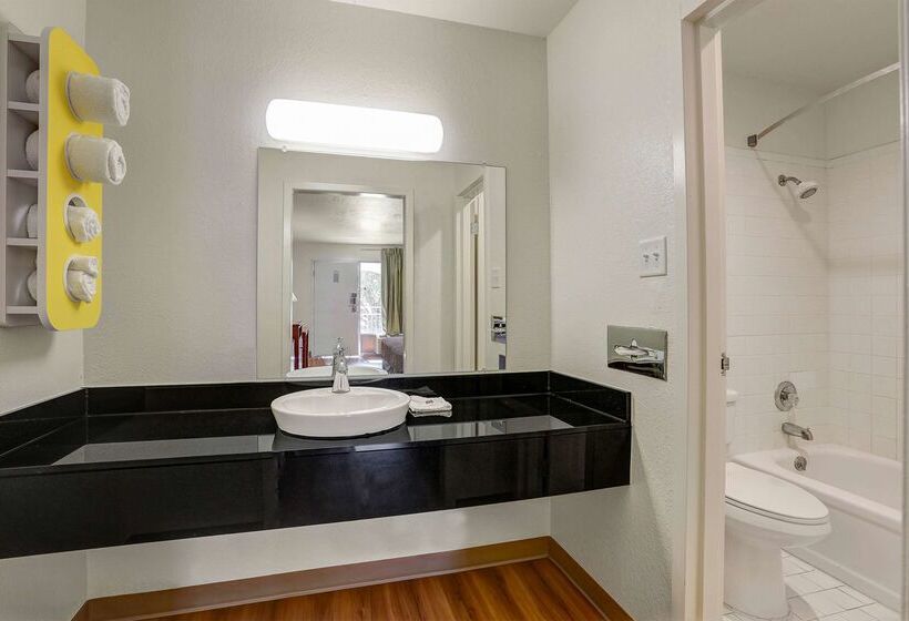 Отель Econo Lodge