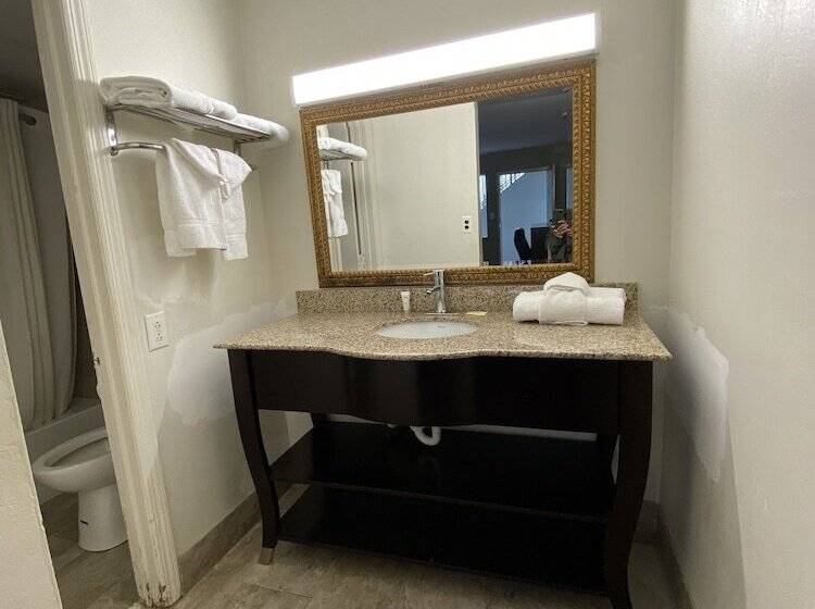 מוטל Red Carpet Inn & Suites   Danville