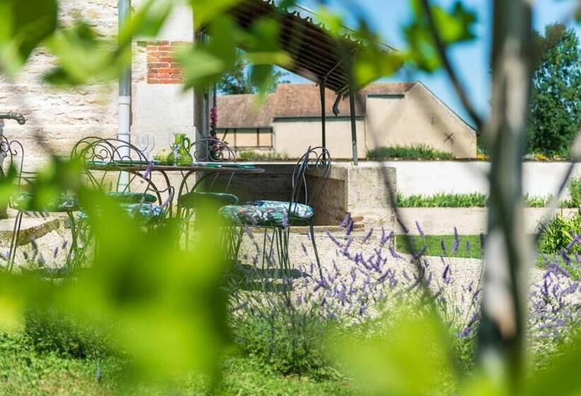 Chai Du Chateau De Morteuil