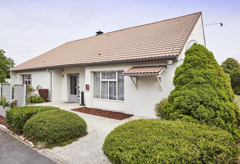 Отель Kyriad Cambrai