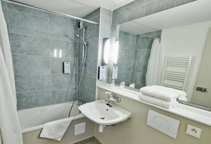 Отель Kyriad Cambrai