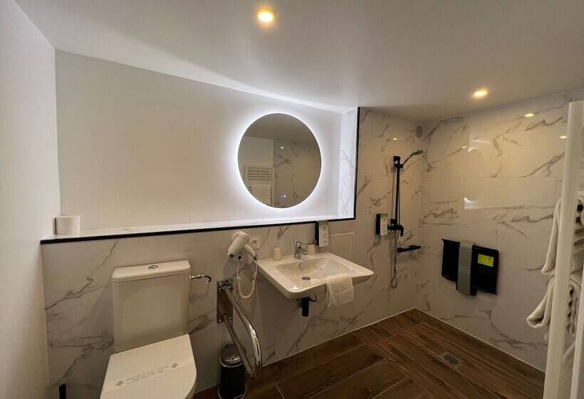 Отель Kyriad Cambrai