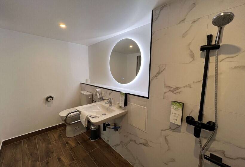 Отель Kyriad Cambrai