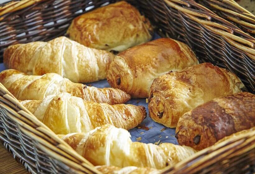 Отель Kyriad Cambrai