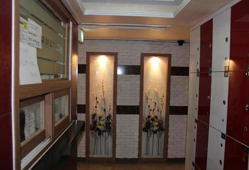 پانسیون Living Castle Single Room