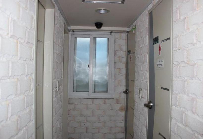 پانسیون Living Castle Single Room